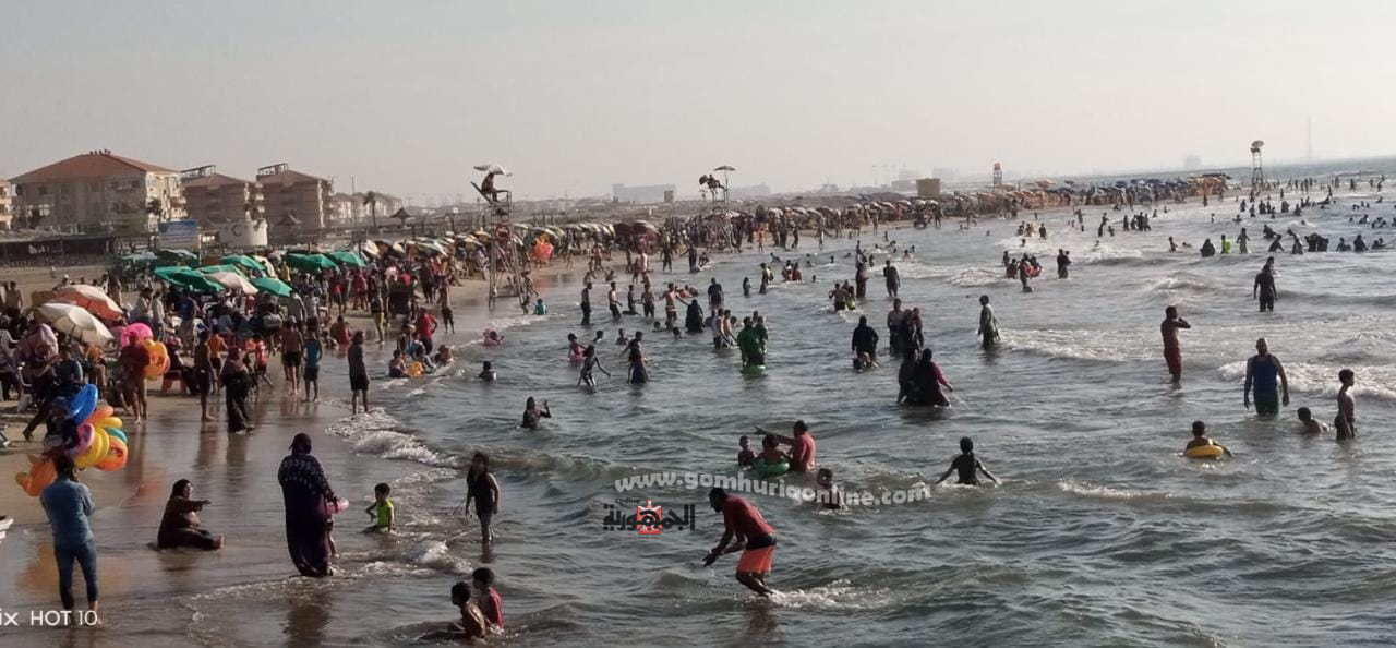 شواطئ رأس البر كاملة العدد بسبب الموجة الحارة.. صور