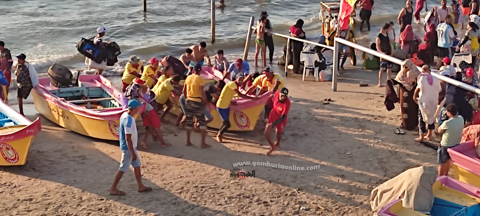 شواطئ رأس البر كاملة العدد بسبب الموجة الحارة.. صور