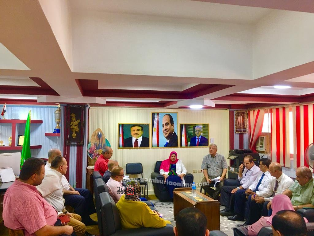 الدكتورة أمانى قرنى وكيل وزارة التربية والتعليم بالمنوفية فى إجتماعها مع مديرى الإدارات بحضور طارق سعد مدير عام التعليم