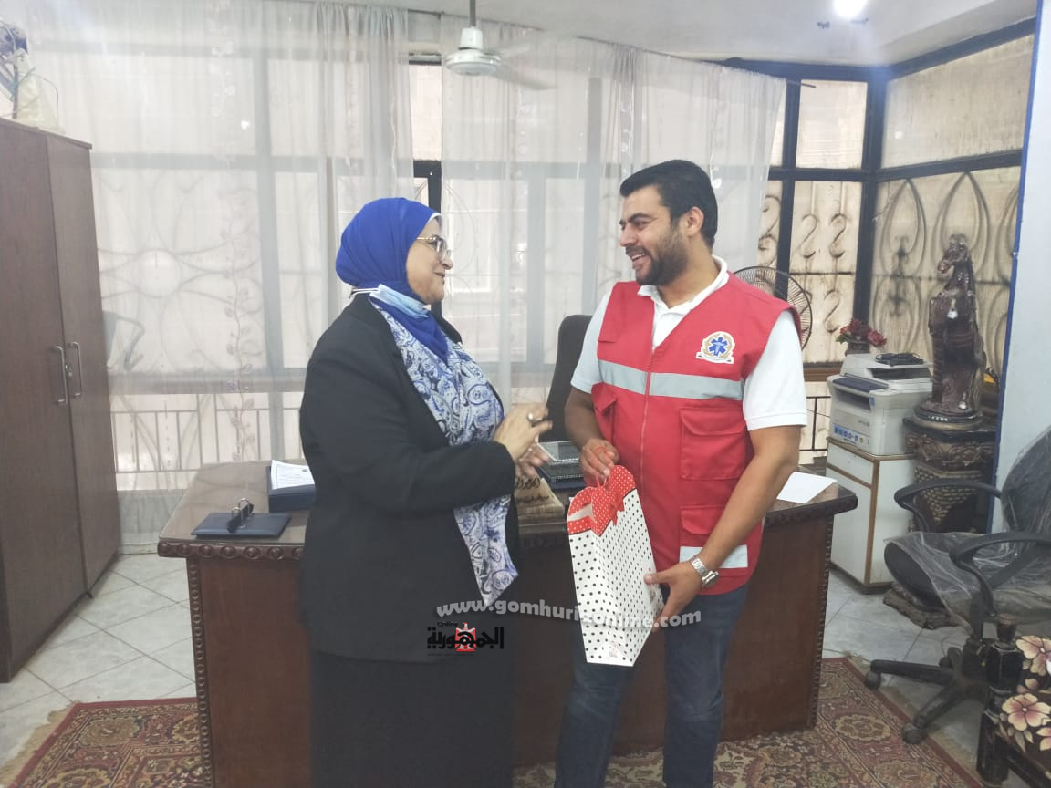 النائبة هناء سرور تكرم قيادات الإسعاف بالمنوفية وتتبرع ب ٢٠٠ بدلة عزل لدعم أفراد منظومة الإسعاف