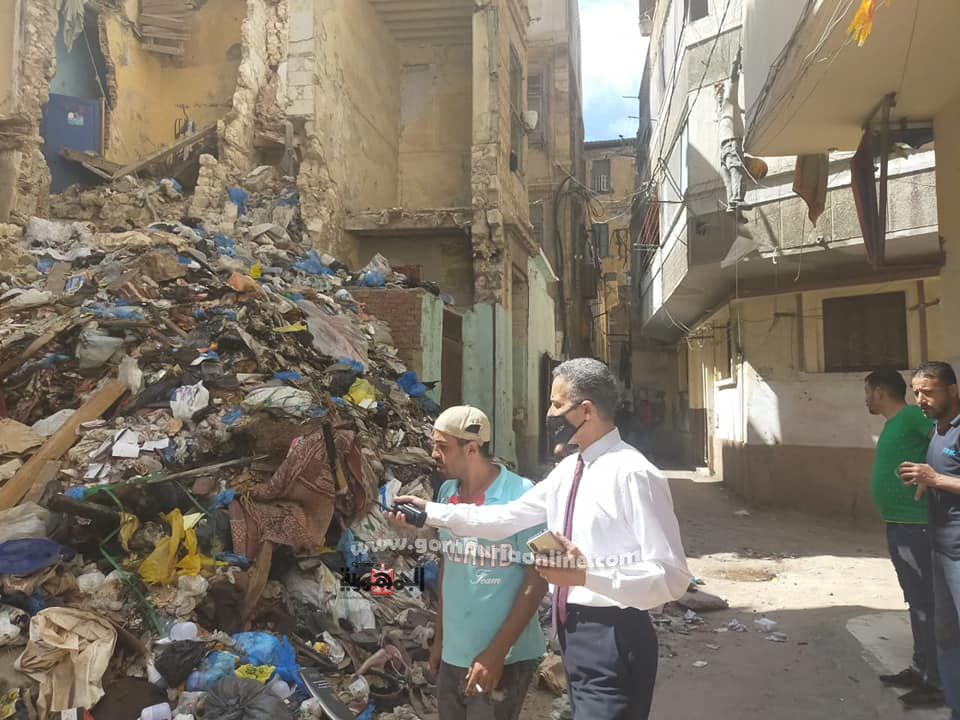 طارق جمال مديرمديرية التضامن الاجتماعى بعاين مكان انهيارعقارى بحرى ويشرف على تقدم اعانات عاجلة للمتضررين فى الحادث