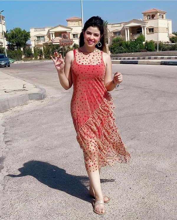 شاهد ..إطلالة أنثوية رقيقة للنجمة ميرنا جميل.. صور