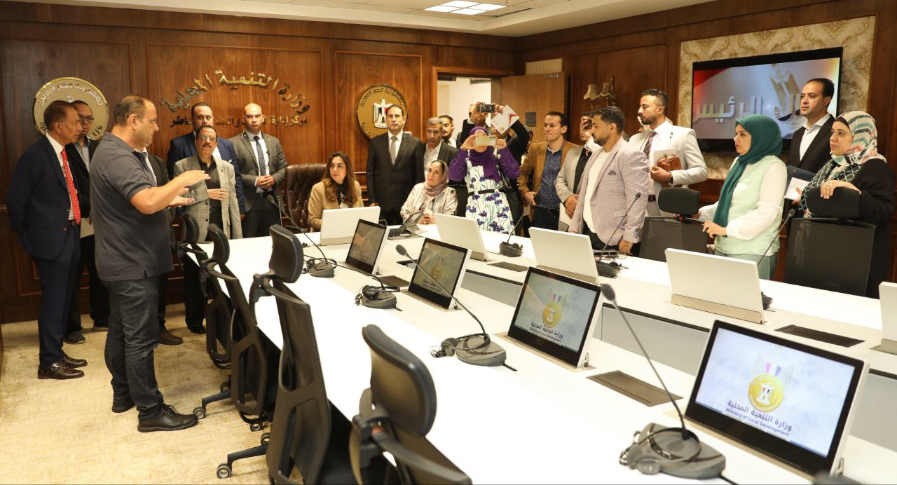 وزيرة التنمية المحلية تتفقد مع الصحفيين المعتمدين لدي الوزارة مركز السيطرة