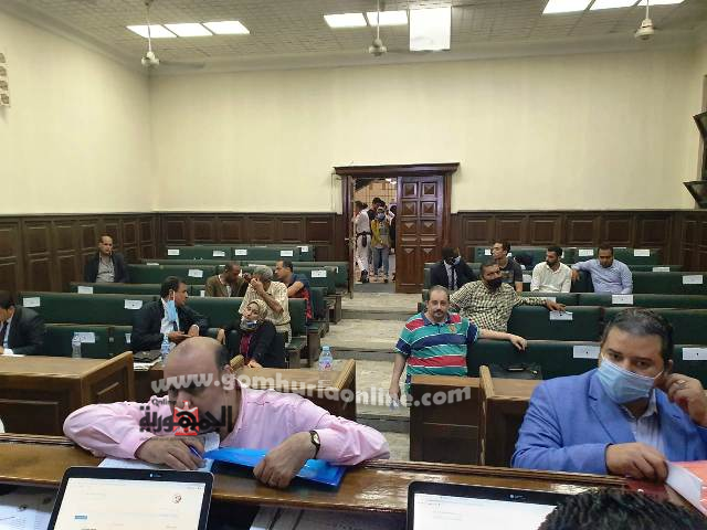 وكيل أحد المرشحين يتقدم بأوراقه