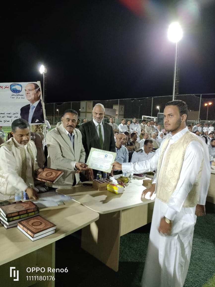 محافظ مطروح يكرم طلاب سيوة الاوئل بالثانوية العامة والدبلومات 