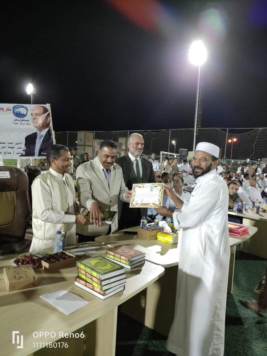محافظ مطروح يكرم طلاب سيوة الاوئل بالثانوية العامة والدبلومات 