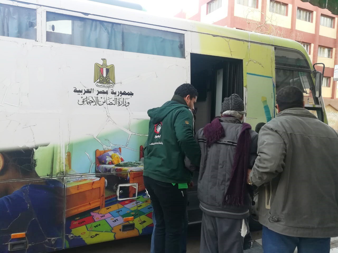  فريق التدخل السريع يودع 3 حالات بدار رعاية المسنين
