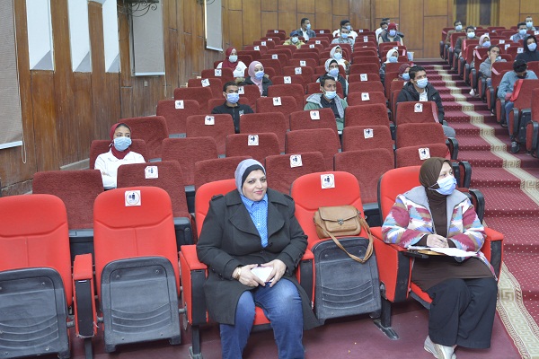 رئيس الهيئة القومية للاستشعار عن بعد وعلوم الفضاء في ضيافة جامعة الفيوم