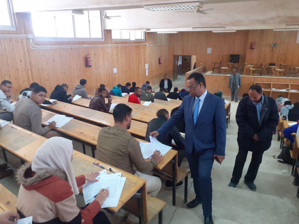 استمرار أعمال الامتحانات بكلية الحقوق بقنا وسط تطبيق كامل للإجراءات الإحترازية