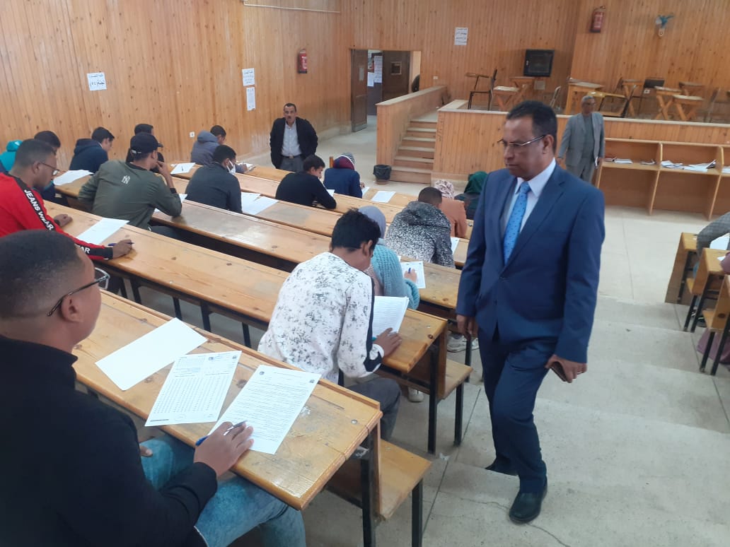 استمرار أعمال الامتحانات بكلية الحقوق بقنا وسط تطبيق كامل للإجراءات الإحترازية