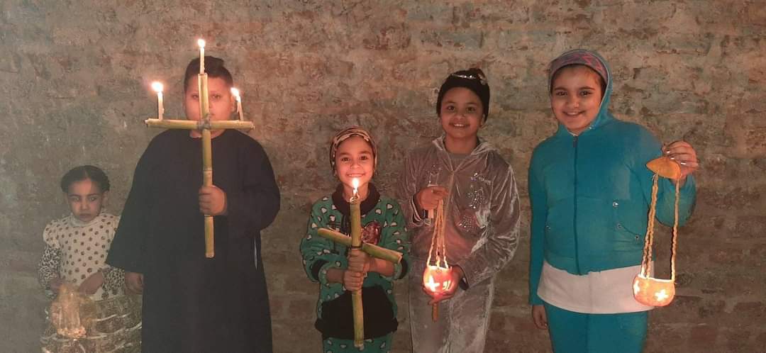 بالقلقاس والقصب واليوسفي.. أقباط الأقصر يحتفلون بعيد الغطاس بمنازلهم