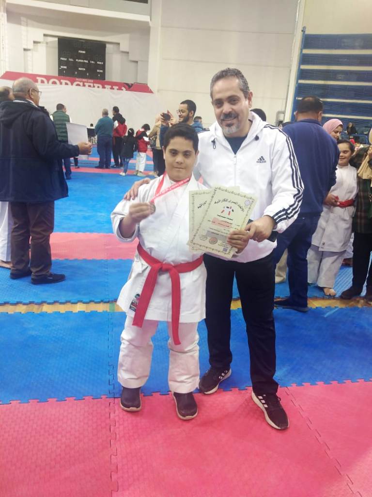 محافظ أسوان يهنئ الطالب كيرلس ويصا لحصوله على المركز الخامس 