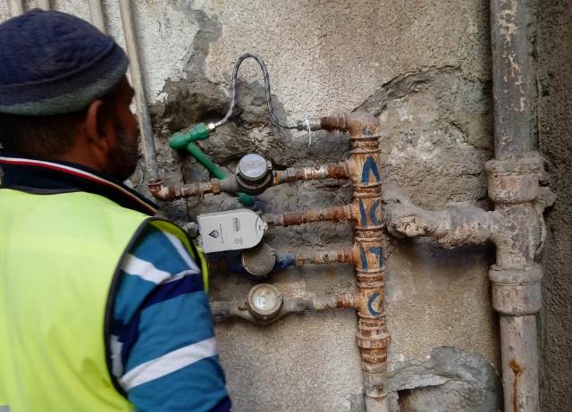 محاضر ووقف تعامل على العقارات فى طيبة الجديدة لسارقى المياه.. صور