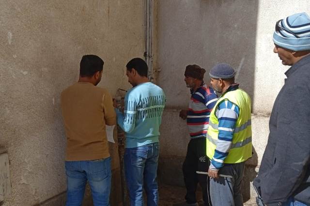 محاضر ووقف تعامل على العقارات فى طيبة الجديدة لسارقى المياه.. صور