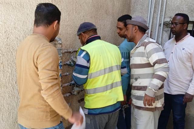 محاضر ووقف تعامل على العقارات فى طيبة الجديدة لسارقى المياه.. صور