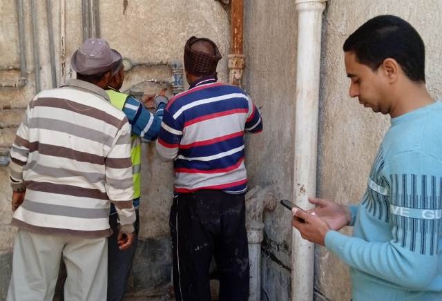 محاضر ووقف تعامل على العقارات فى طيبة الجديدة لسارقى المياه.. صور