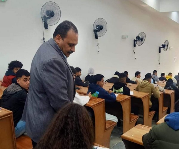نائب رئيس جامعة بنها يتفقد سير الامتحانات بمقر الجامعة بالعبور 