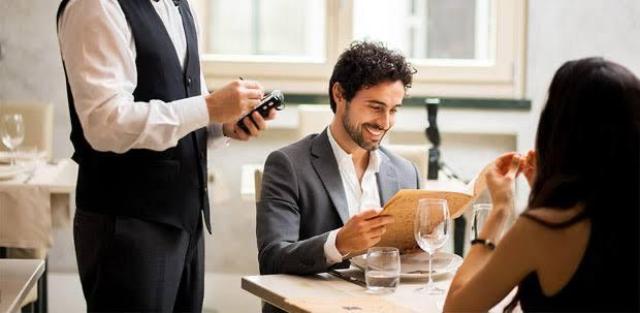 اتيكيت الأكل بالمطاعم 