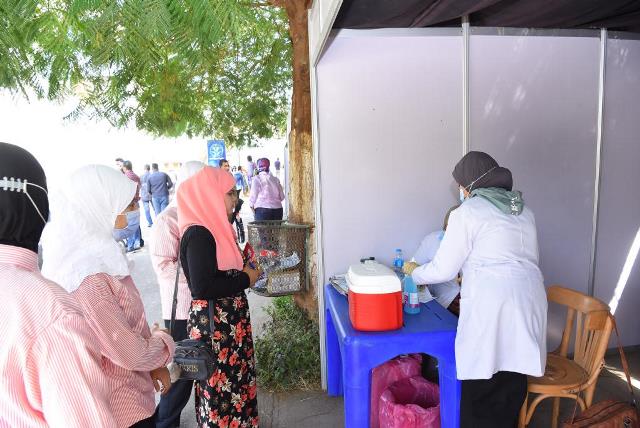 رئيس جامعة أسيوط يتفقد مقرات التطعيم على بوابات الحرم الجامعي