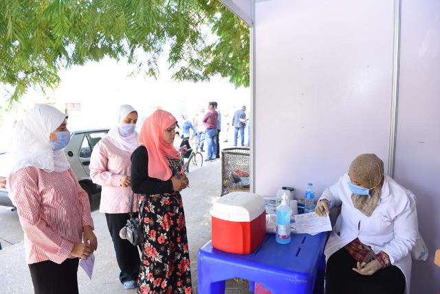 رئيس جامعة أسيوط يتفقد مقرات التطعيم على بوابات الحرم الجامعي