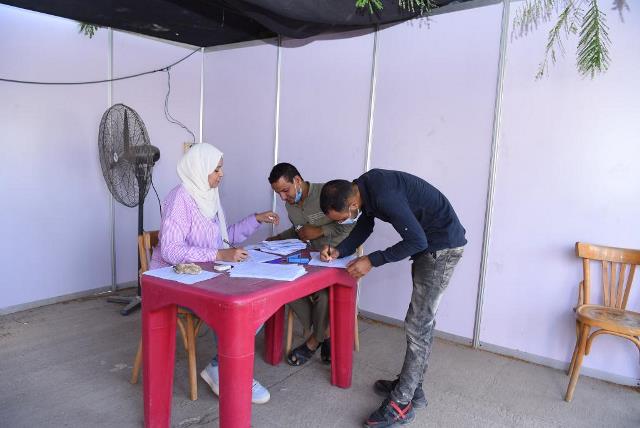 رئيس جامعة أسيوط يتفقد مقرات التطعيم على بوابات الحرم الجامعي