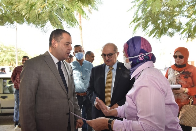 رئيس جامعة أسيوط يتفقد مقرات التطعيم على بوابات الحرم الجامعي
