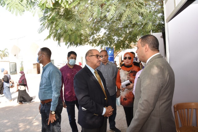 رئيس جامعة أسيوط يتفقد مقرات التطعيم على بوابات الحرم الجامعي