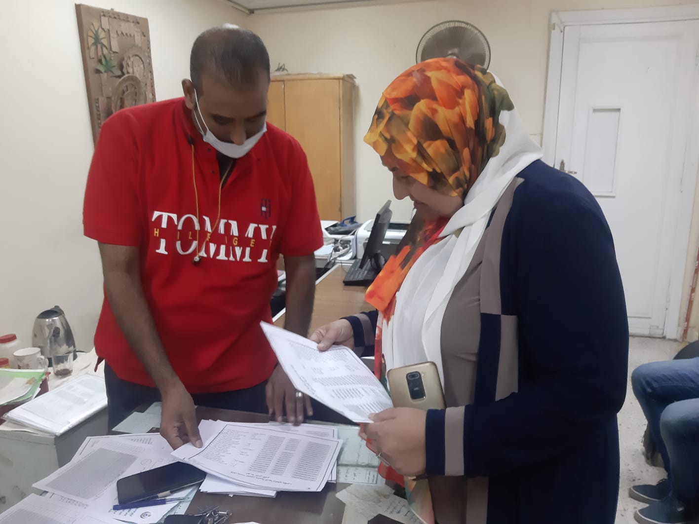 تعليم القاهرة خليه نحل لتطعيم العاملين بلقاح كورونا ..صور