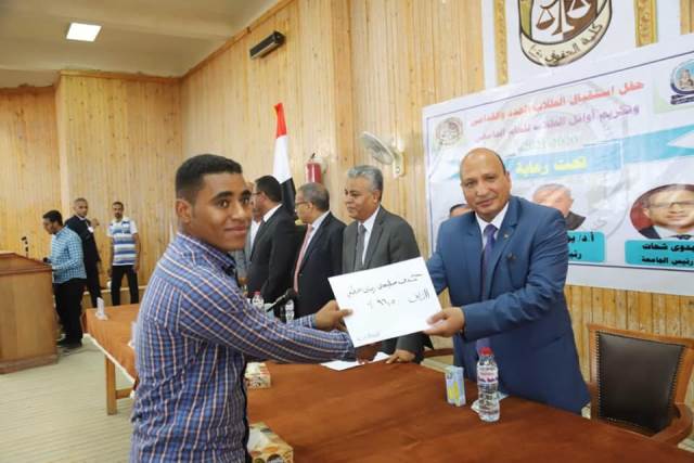 رئيس جامعة جنوب الوادى يشهد حفل استقبال الطلاب الجدد بكلية الحقوق .. صور