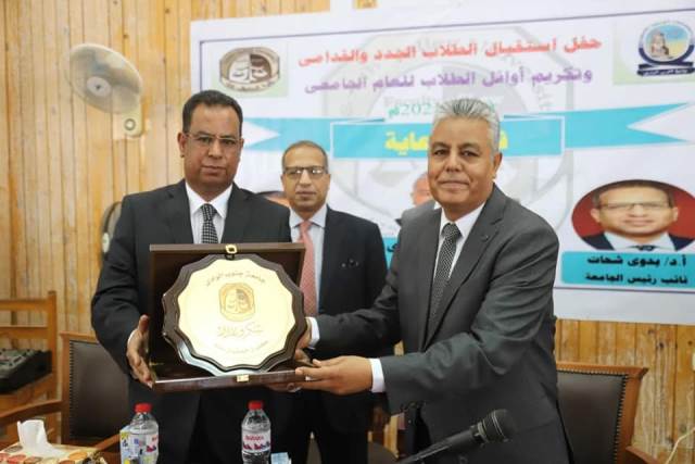 رئيس جامعة جنوب الوادى يشهد حفل استقبال الطلاب الجدد بكلية الحقوق .. صور