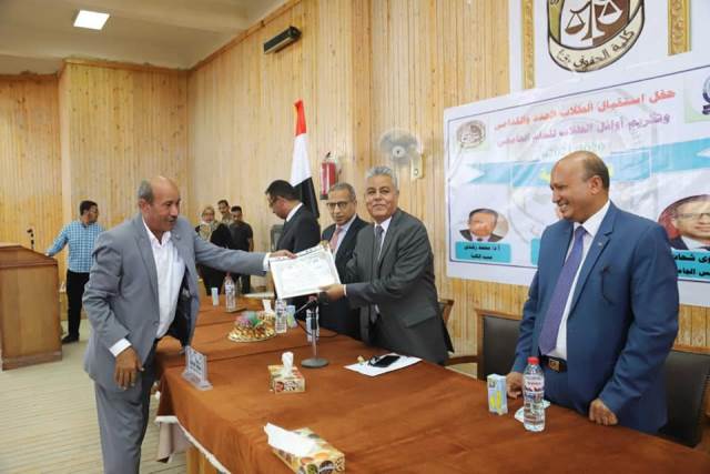 رئيس جامعة جنوب الوادى يشهد حفل استقبال الطلاب الجدد بكلية الحقوق .. صور