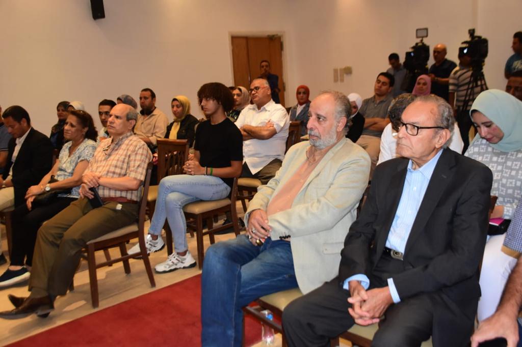 المركز القومي للمسرح  يناقش 