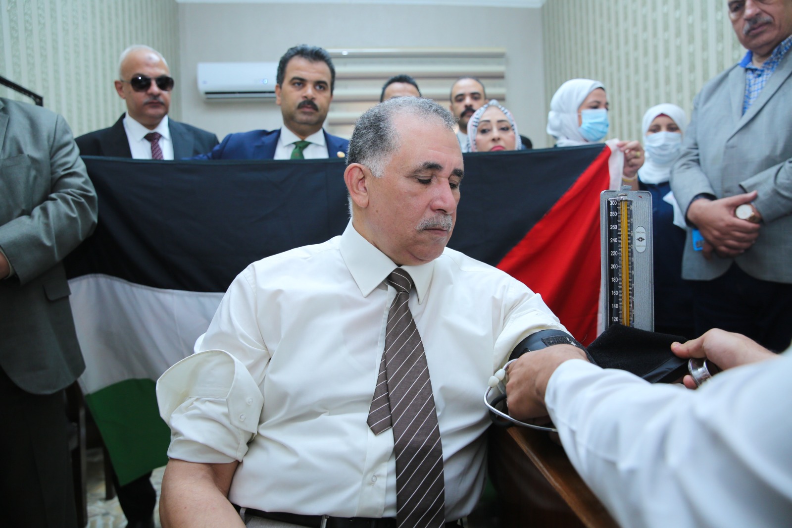 نقيب المحامين يتبرع بالدم لصالح تضامنا مع غزة 