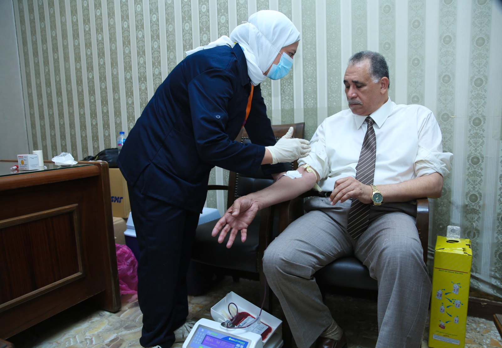 نقيب المحامين يتبرع بالدم لصالح تضامنا مع غزة 