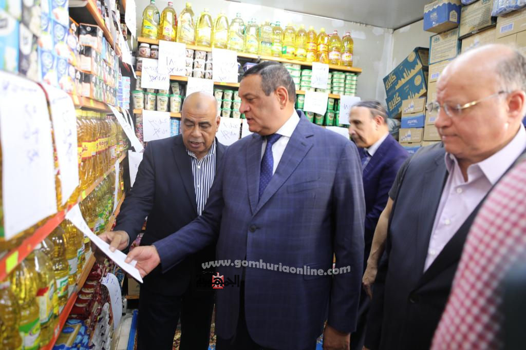 اللواء هشام أمنة ومحافظ القاهرة خلال تفقد بعض منافذ السلع الأساسية