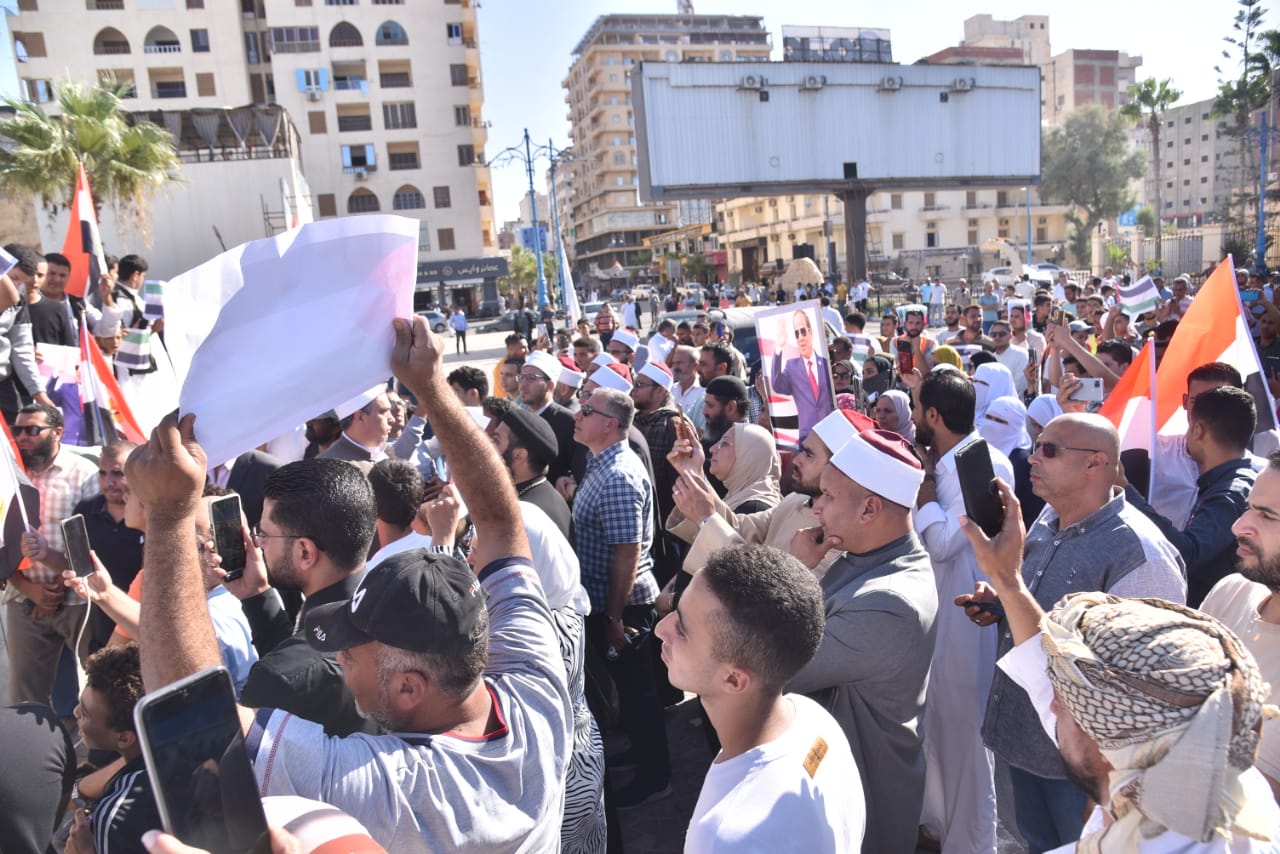 اهالي مطروح تنتفض في وقفة تضامنية دعما لفلسطين 