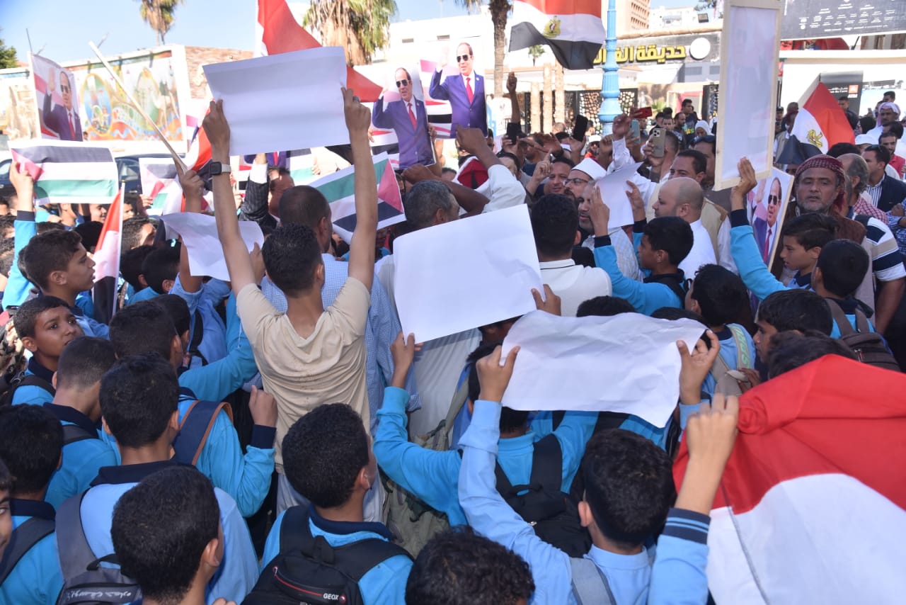 اهالي مطروح تنتفض في وقفة تضامنية دعما لفلسطين 