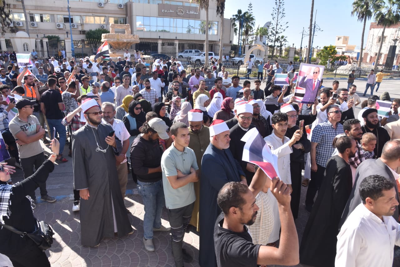 اهالي مطروح تنتفض في وقفة تضامنية دعما لفلسطين 