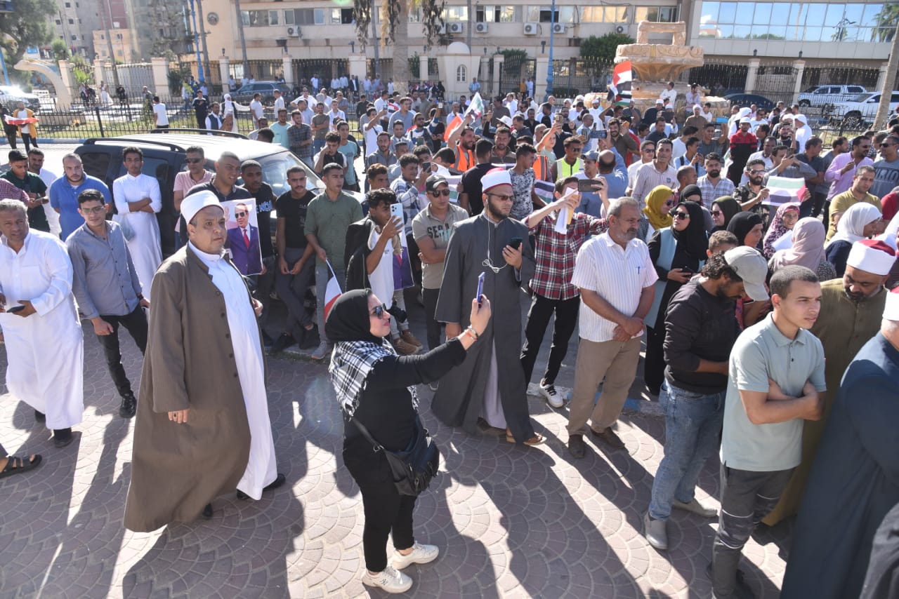 اهالي مطروح تنتفض في وقفة تضامنية دعما لفلسطين 