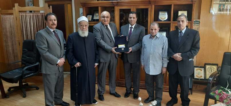 اثناء تقديم النسخة لإذاعة القرآن