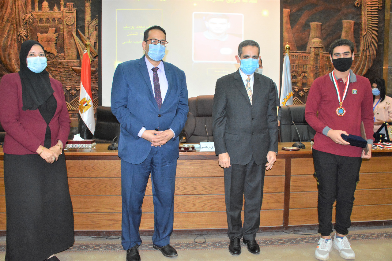 محافظ الغربية  يكرم  طلاب سنباط بعد فوزهم بكأس العباقرة -صور