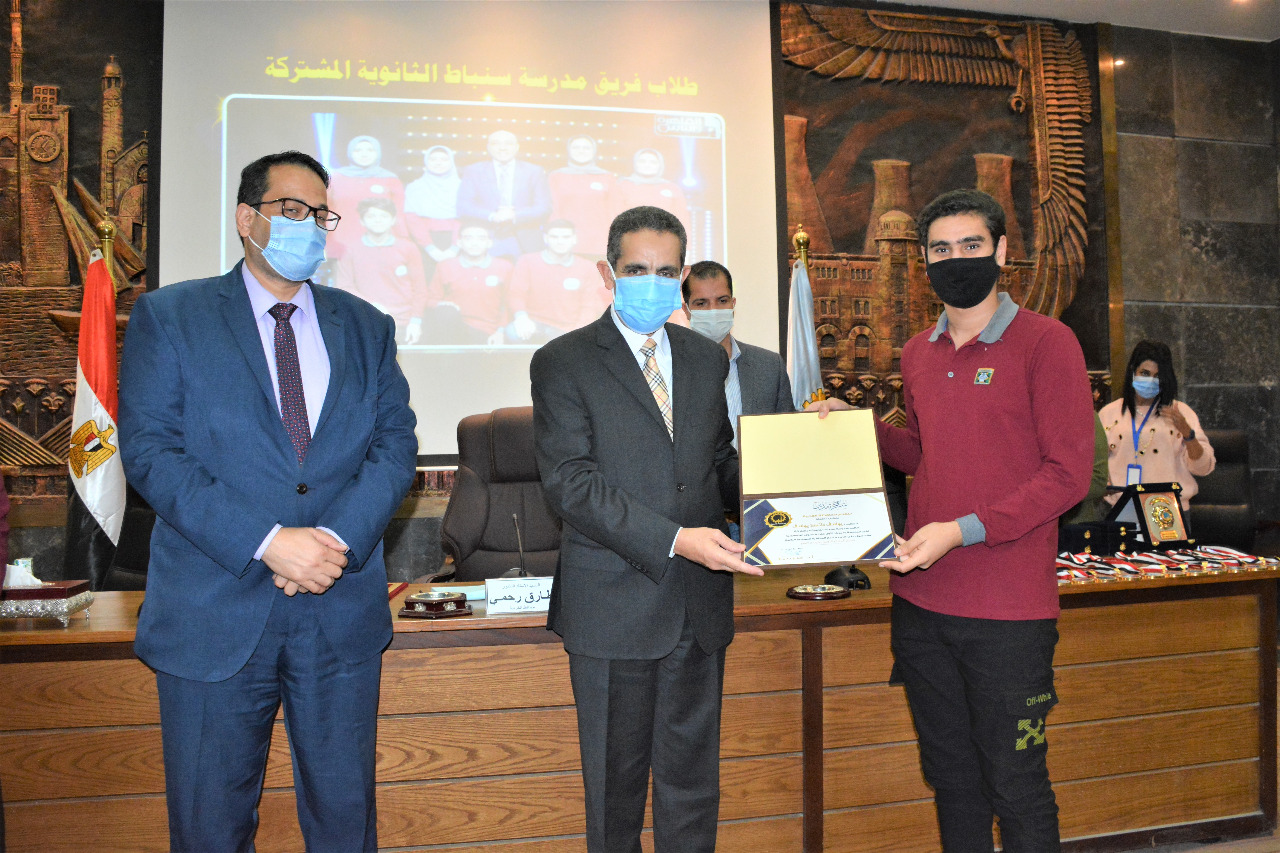 محافظ الغربية  يكرم  طلاب سنباط بعد فوزهم بكأس العباقرة -صور