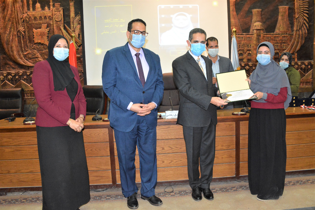 محافظ الغربية  يكرم  طلاب سنباط بعد فوزهم بكأس العباقرة -صور