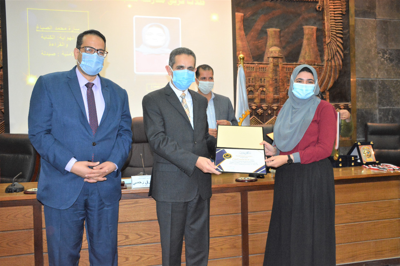 محافظ الغربية  يكرم  طلاب سنباط بعد فوزهم بكأس العباقرة -صور