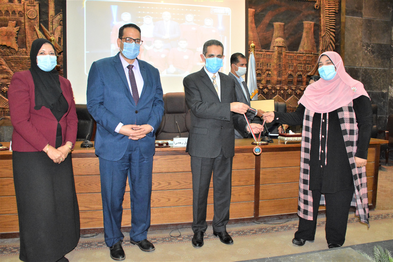 محافظ الغربية  يكرم  طلاب سنباط بعد فوزهم بكأس العباقرة -صور