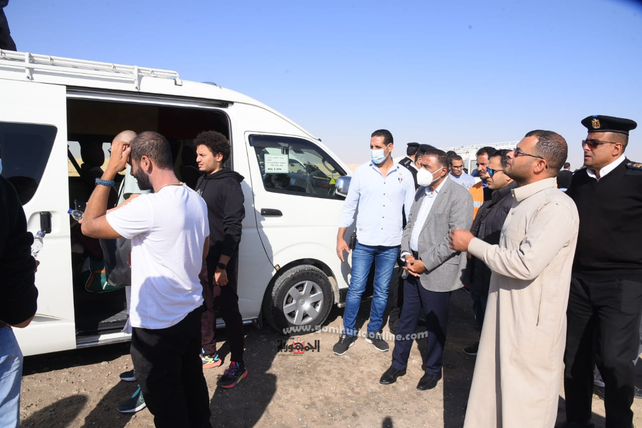 محافظ مطروح يتابع ويزور مصابي حادثي طريق سيوة .. صور