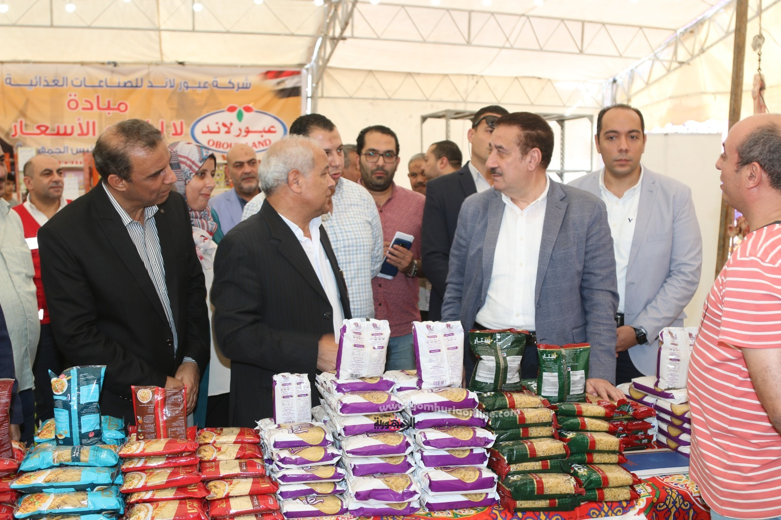 محافظ المنوفية خلال تفقده معرض معاً ضد الغلاء