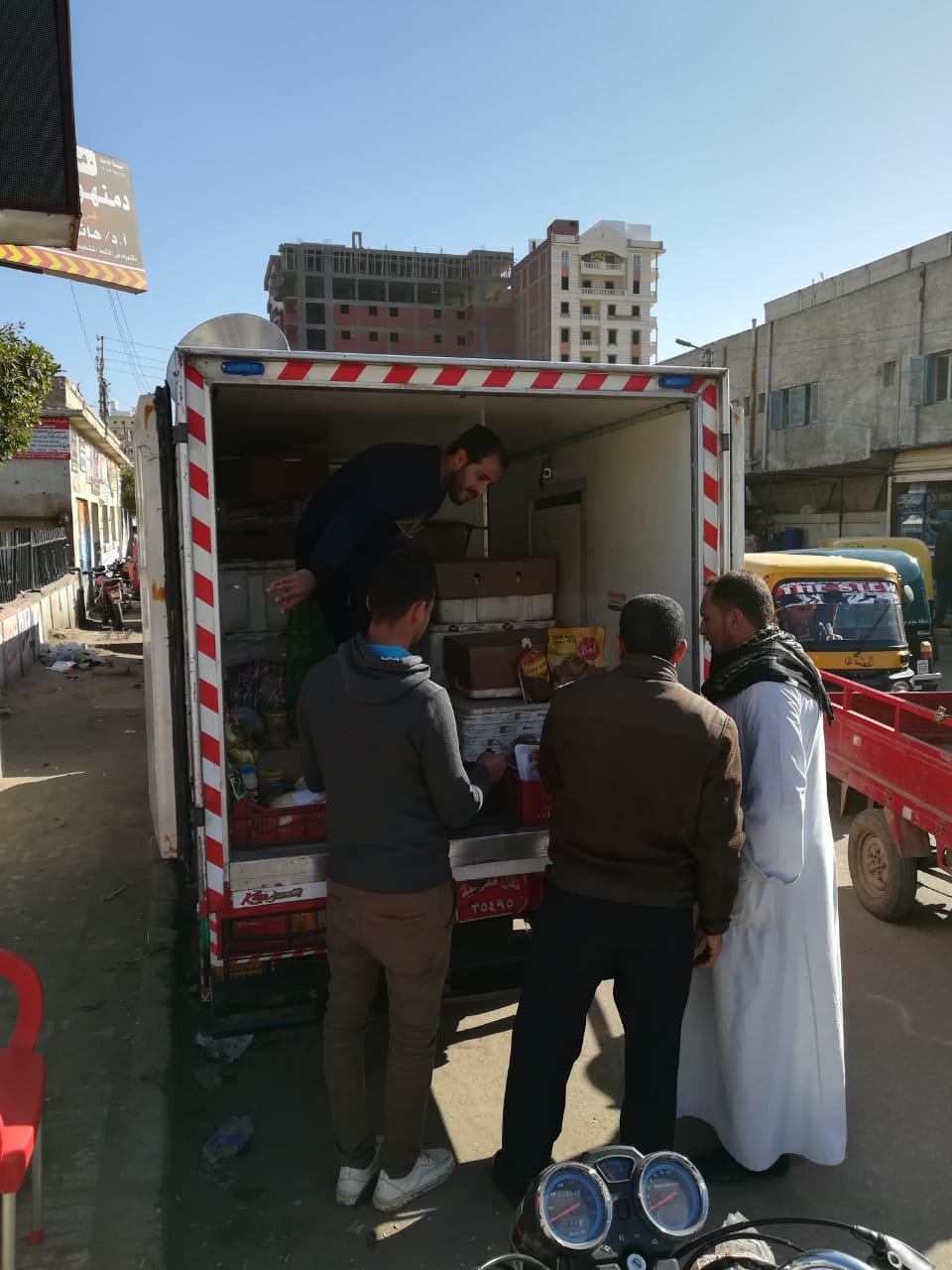 حزب مستقبل وطن بالبحيرة ينظم سيارات وشوادر لبيع اللحوم والاسماك والخضار باسعار مخفضة 