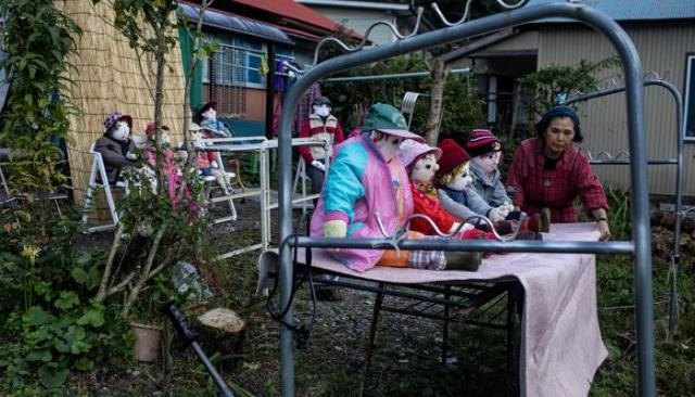 قرية بلا أطفال تستعين بالدمى لتعويض غياب الصغار 