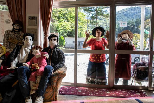 قرية بلا أطفال تستعين بالدمى لتعويض غياب الصغار 